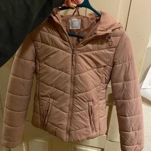 Rosa jacka - Rosa jacka från bershka i storlek M, men liten i storleken så mer som storlek S, vid köp av fler plagg kan jag fixa paket pris! :-)