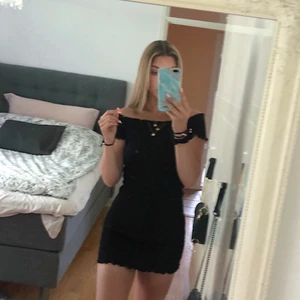  off shoulder klänning  - Svart off shoulder klänning från ginatricot, använd 1 gång. Köpt för 349kr och går inte längre att köpa på hemsidan! Pris kan diskuteras 