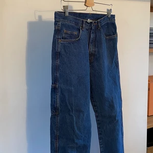 Raka jeans med ficka  - Vid köp av produkt: 1. Skicka meddelande med: - Namn - Adress och postnummer - Tel och mail 2. Swisha  3. Paketet postas till dig!