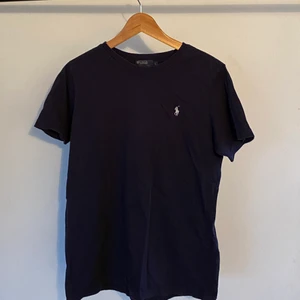 Ralph Lauren T-shirt  - T-shirt mycket bra skick.  Vid köp av produkt: 1. Skicka meddelande med: - Namn - Adress och postnummer - Tel och mail 2. Swisha  3. Paketet postas till dig!