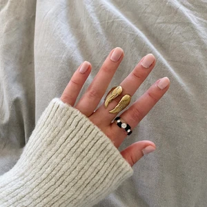 Guld ring  - Ring från edblad (OBS slutsåld online) Ringen är justerbar, går att spänna åt och dra isär så den blir bredare⭐️ Fortfarande fin i skicket. 