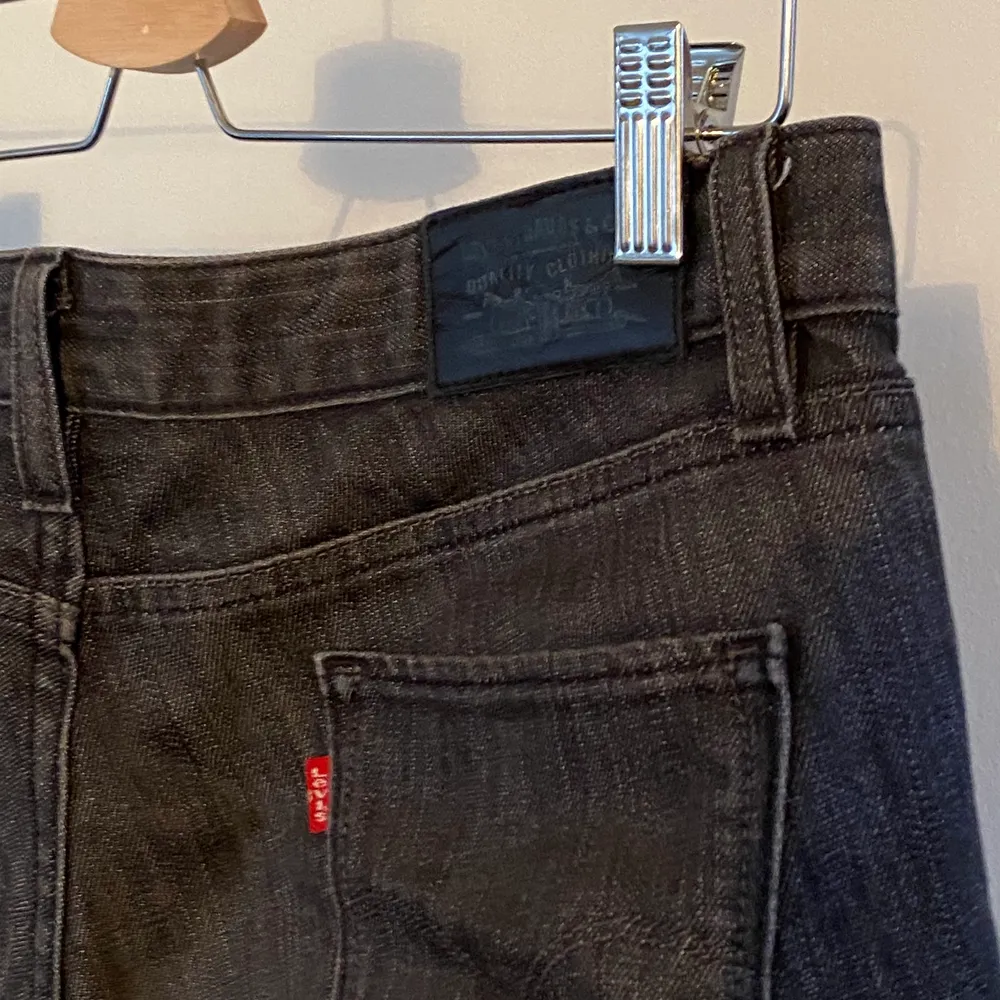 Unika low-waist Levis, passar bra på 160- 165cm.  Vid köp av produkt: 1. Skicka meddelande med: - Namn - Adress och postnummer - Tel och mail 2. Swisha  3. Paketet postas till dig!. Jeans & Byxor.