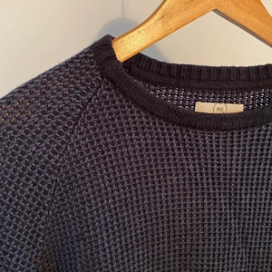 Blå Stickad tröja - Vid köp av produkt: 1. Skicka meddelande med: - Namn - Adress och postnummer - Tel och mail 2. Swisha  3. Paketet postas till dig!