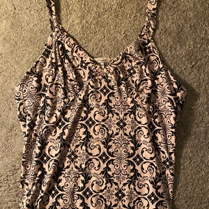 Rosa linne - Jättefint linne som ja köpt på nån secondhand butik för ett tag sen. Har aldrig använt för den e för stor så säljer de, skriv om ni har fler frågor💕