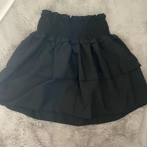 Volang kjol - !En superfin volang kjol! Köpt här på plick och då var den endast anvönd 1 gång så super fint skick (jag har aldrig använt den då jag redan har en) HÖGSTA BUD:160kr