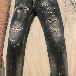 DSQUARED2 - Köpta för 6500kr. Har ett litet hål till vänster om dragkedjan annars i bra skick.