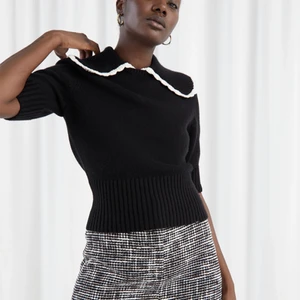 Other stories topp - Jättesöt topp från otherstories i storlek S som tyvärr bara legat i garderoben 🤷🏻‍♀️ inga hål, fläckar eller noppror och består av 76%ull ☺️