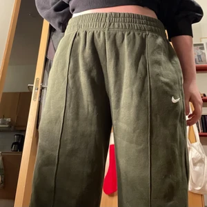 Nike mysbyxor - Helt nya gröna mysbyxor från Nike. Storlek M.