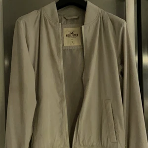 Beige bomberjacka  - Storlek S, sparsamt använd