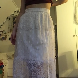 kjol - ljusrosa spetskjol från h&m. den går lite nedanför knäna på mig som är 165 cm.