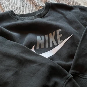 Nike sweatshirt  - Svart nike tröja i M, sparsamt använd. Frakt ligger på 70kr