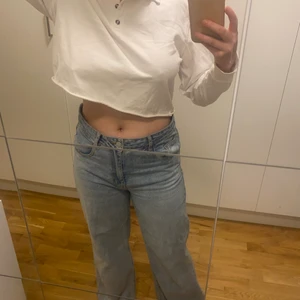 Vit skjort tröja - Köpt på BIKBOK men använt den typ 2 gånger bara. Inte min stil riktigt tyvärr😕 köparen står för frakt♥️