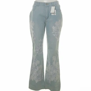 Lågmidjade jeans - Jättesnygga lågmidjade/midwaist jeans med bootcut från Anchelli som tyvärr inte passade mig. Skulle säga att de är storlek 38 eller en mindre 40, kan även passa 36 om man vill ha en lösare passform. Har fina detaljer med blommönster längs benen med paljetter m.m. Fraktas med postnord för 66kr spårbart. Köparen står för frakten.🌟