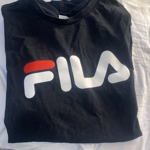 Fila tröja strl s - Tröja från FILA strl S. Lång modell men sitter bra.