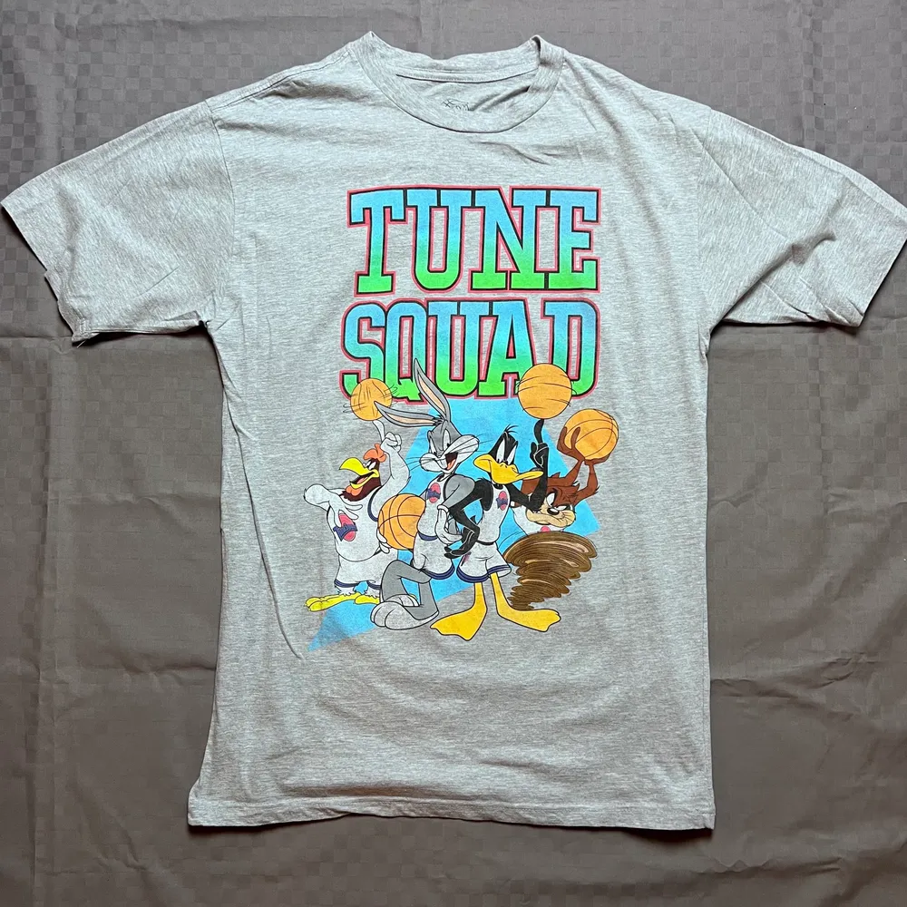 Looney Tunes Space Jam Tshirt XL. T-shirts.