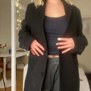 Svart kappa - Säljer en näst intill oanvänd kappa köpt på H&M! Köparen står för frakt ♥️