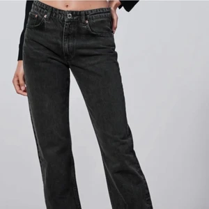 Svarta mid/low jeans - Säljer mina low/mid jeans, helt oanvända. Rak modell. Fint skick! Hör av er vid frågor 