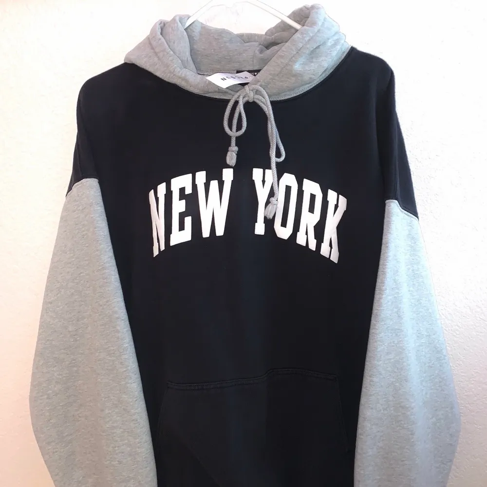 En oversized Brandy Melville hoodie i super bra skick! . Hoodies.