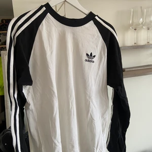 Tröja - Långarmad tröja från adidas, storlek L men upplever den mer som xl, snygg oversized fit 