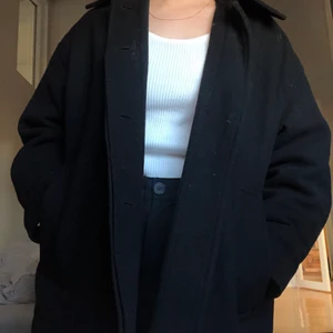 Oversized jacka - Oversized jacka i ”kapp-material”, köpt på weekday förra vintern, nypris 1000 kr, strl XS. Använd ett fåtal gånger. Frakt är inkluderat i priset! 💓