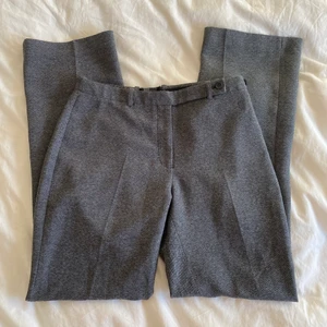 Lågmidjade kostymbyxor  - Supersnygga lågmidjade kostymbyxor som tyvärr är försmå för mig och därav kan jag inte ta fitpics💗, sitter ”straight”💗 midjemått rakt över: 39,5, innerbenslängd: 81💗 de passade mig när jag va en S men skulle även sitta bra på en XS💗