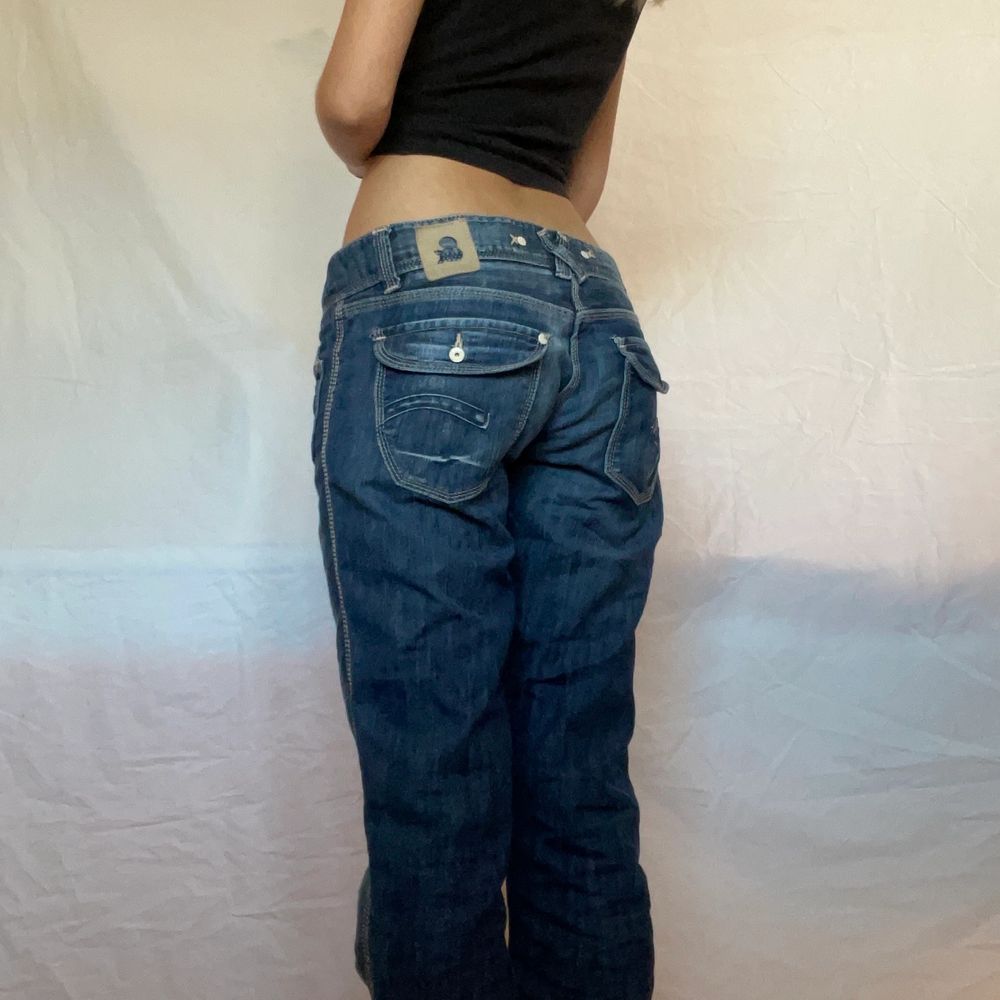 lågmidjade jeans med snygga fickor, tyvärr lite för stora i midjan för mig! Midjemått 85cm och innerbenslängd 80cm, jag är 173. Jeans & Byxor.