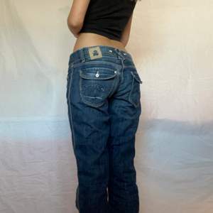 lågmidjade jeans med snygga fickor, tyvärr lite för stora i midjan för mig! Midjemått 85cm och innerbenslängd 80cm, jag är 173