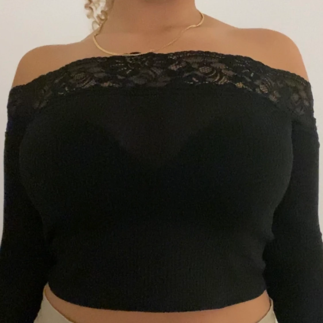 Svart off-shoulder tröja med spets - 91