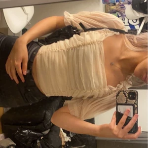 Söt sommar topp - Säljer då den inte passar i min midja som jag hade velat, aldrig använd