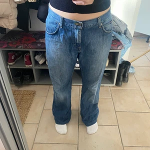 Lågmidjade blend denim jeans - Skitcoola lågmidjade baggy jeans. Passformen är enligt mig toppen. Strl 33❤️Skriv vid frågor