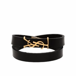 Ysl armband  - Säljer mitt ysl armband. Köpt på Nk i Stockholm förra sommaren. Super fint verkligen men har nu tröttnat därav säljer jag av det. Nypris ca 3000kr. Du får med dustbag, förpackning, ”papper” som bevisar att det är äkta, kvitto mm. Köparen står för frakten på 30kr💓