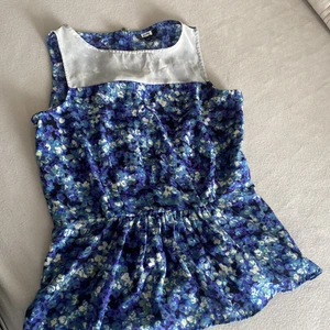 Bikbok blues  - Väldigt bra skik, knappt använt, har en drag kedja vid sidan men är inte synlig mer för att kunna få på sig den. Köpte för ca 2 månader sen. Väldig fin färg.