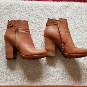 Skor strl 40 - Måttligt använda skor från märket Tiamo