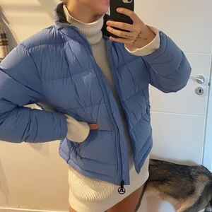J.Lindberg puff jacka  - Säljer denna super fina och omtalade puffer jackan från j.Lindberg. Super fin blå färg. Vet ej nypriset pga fick av min kille när han jobbade där, men runt 2000kr om inte mer. Jackan e i super fint skick! Frakt 79kr. Storlek M. Jag är storlek S. 