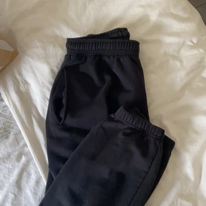 Svart Byxor S - Svart byxor. Storlek S men passar Xs/M👌Kan skicka fler bilder om du vill❤️