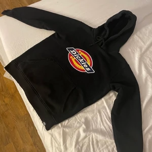 Dickies hoodie storlek S - Dickies hoodie i storlek S. Köpt för ett år sedan och använd mycket förut men inte längre. Sprucket tryck därav billigt pris. Köpare står för frakt.