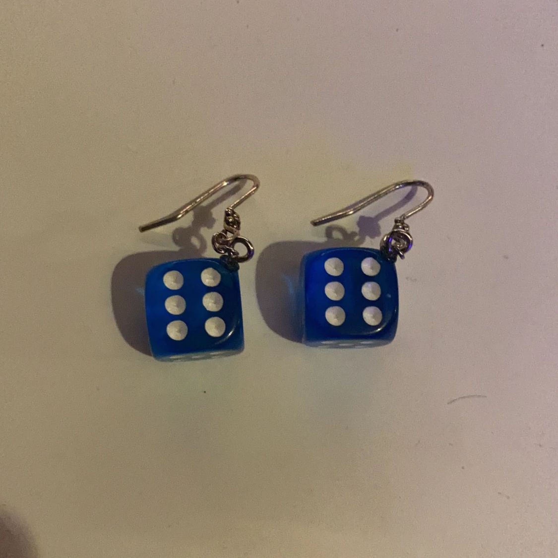 Blåa tärningar örhängen