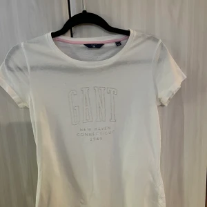 Gant Tshirt - Lite genomskinlig men inget man tänker på med en vit/beige bh under men därav priset, storlek XS oc