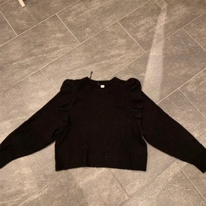 Svart tröja med volang  - Superskönt tröja med fina Bolander vid axlarna 