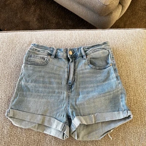 Shorts  - Shorts köpta på carlings, nyskick 💗 frakt tillkommer på 51kr