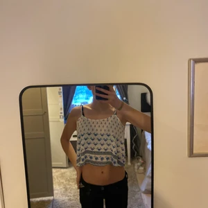 En söt topp från HM - En fin toppgren hm som passar dig som är xs-s eftersom att det går att förlänga banden😍