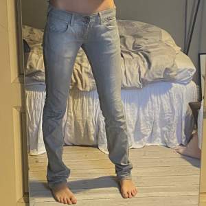 Skitsnygga unika lågmidjade jeans från Denim rules by TRA i nyskick! Köpte de dyrt, snygg grå färg! 
