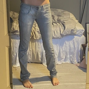 Lowwaist jeans från Denim rules by TRA - Skitsnygga unika lågmidjade jeans från Denim rules by TRA i nyskick! Köpte de dyrt, snygg grå färg! 