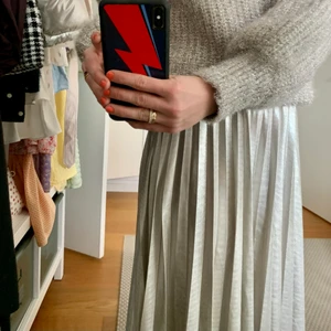 Lång kjol  - En glittrig lång kjol från Ginatricot, storlek XS, köpt för 399! Köparen står för frakt:) 