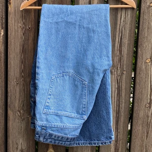 Jeans - Snygga jeans, superfint skick och väldigt sköna! De är mörka på ena benet och ljusa på andra, en snygg liten detalj helt enkelt! De går ner över skorna på mig som är 172cm