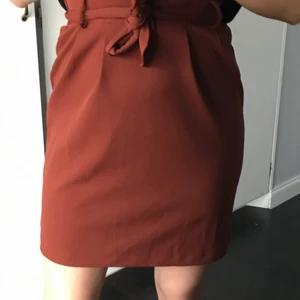 Röd kjol - Frakt ingår! Jättefin kjol JDY🧡 sömarna har lossnat under bandet!