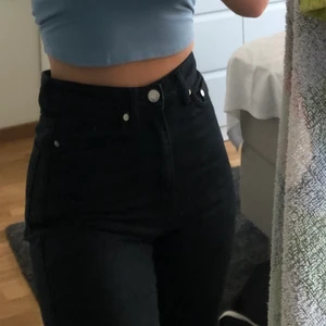 Weekday jeans - Super snygga weekday jeans i strl 25/30 i modellen rowe. Sitter supersnyggt och superskönt men tyvärr blivit lite för korta för mig. Så passar nån som är under 160cm lång. Skicket är använt men fortfarande bra