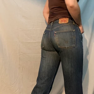 Levis 501  - Perfekta Levis 501:or i fint skick!💘 Tidlösa klassiker som passar till det mesta. Storlek W 30 och L 32. Jag på bilden är 172 cm. Jag säljer även via instagram: @bored.vintage 🪐