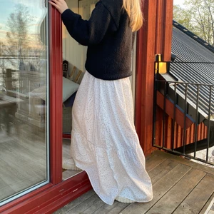 Kjol - Hejsan!!! nu säljer jag den här super snygga kjolen till er!!💞💞💞 den är lång och man kan vika upp den samt den är väldigt justearbar då den har ett resårband som kommer passa efter just din kropp💞💞💞🕺🏾🕺🏾🕺🏾 jag är 168cm lång! Frakten ingår (300kr)📦💜