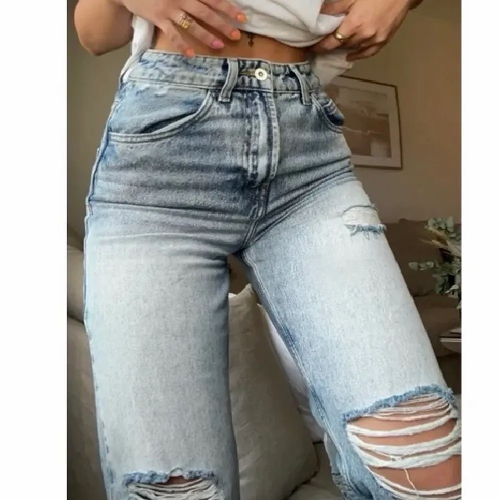 säljer mina fina jeans, de är långa och jag är 175. Sitter perfekt och jag är en S å har waist 25 å längd 34 i flesta jeans. Jeans & Byxor.